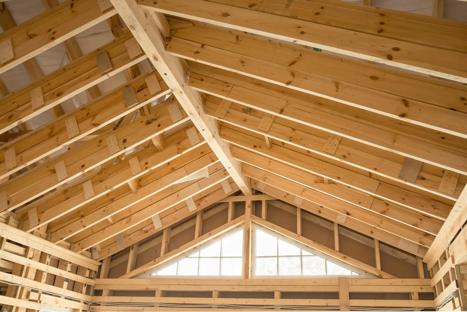 Vue intérieure d'une structure de toit en bois