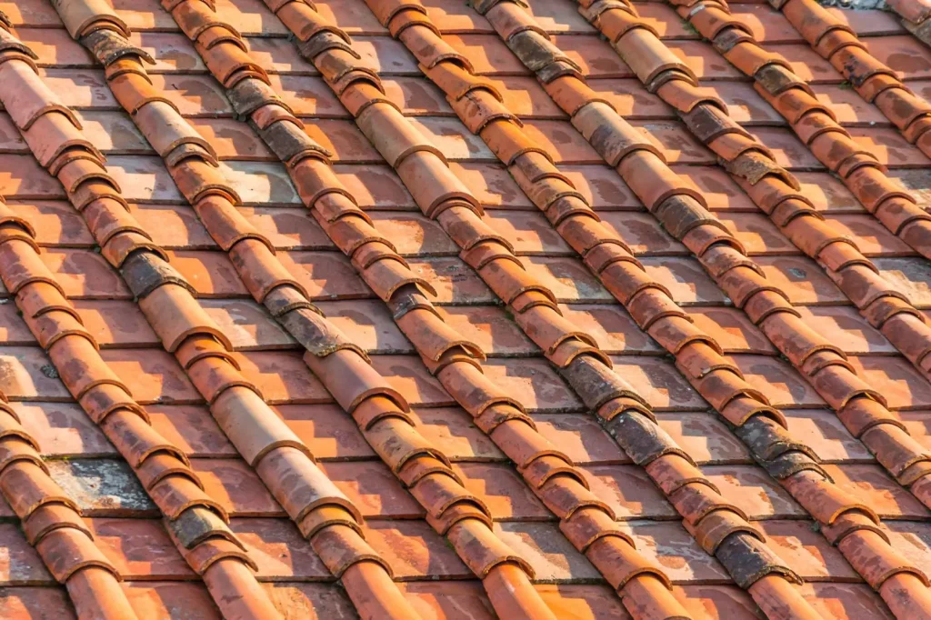 Carreaux d'argile orange en céramique sur le toit d'un bâtiment