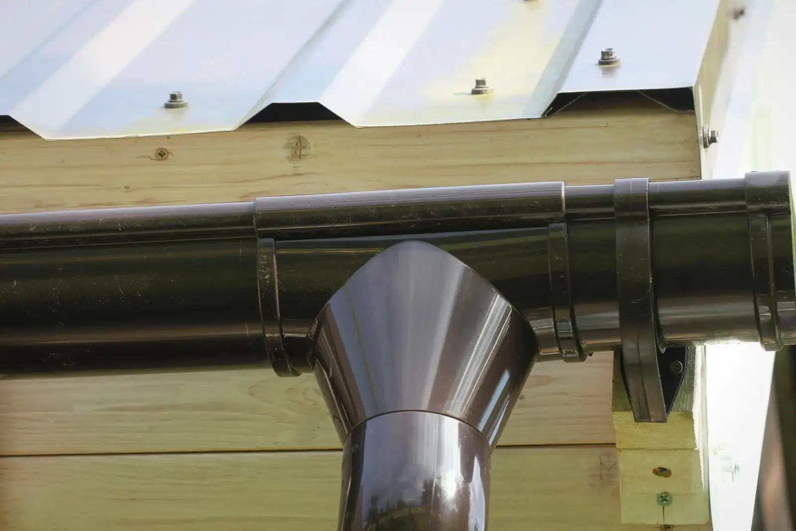 Installation d'un système de tuyauterie de canalisation de pluie