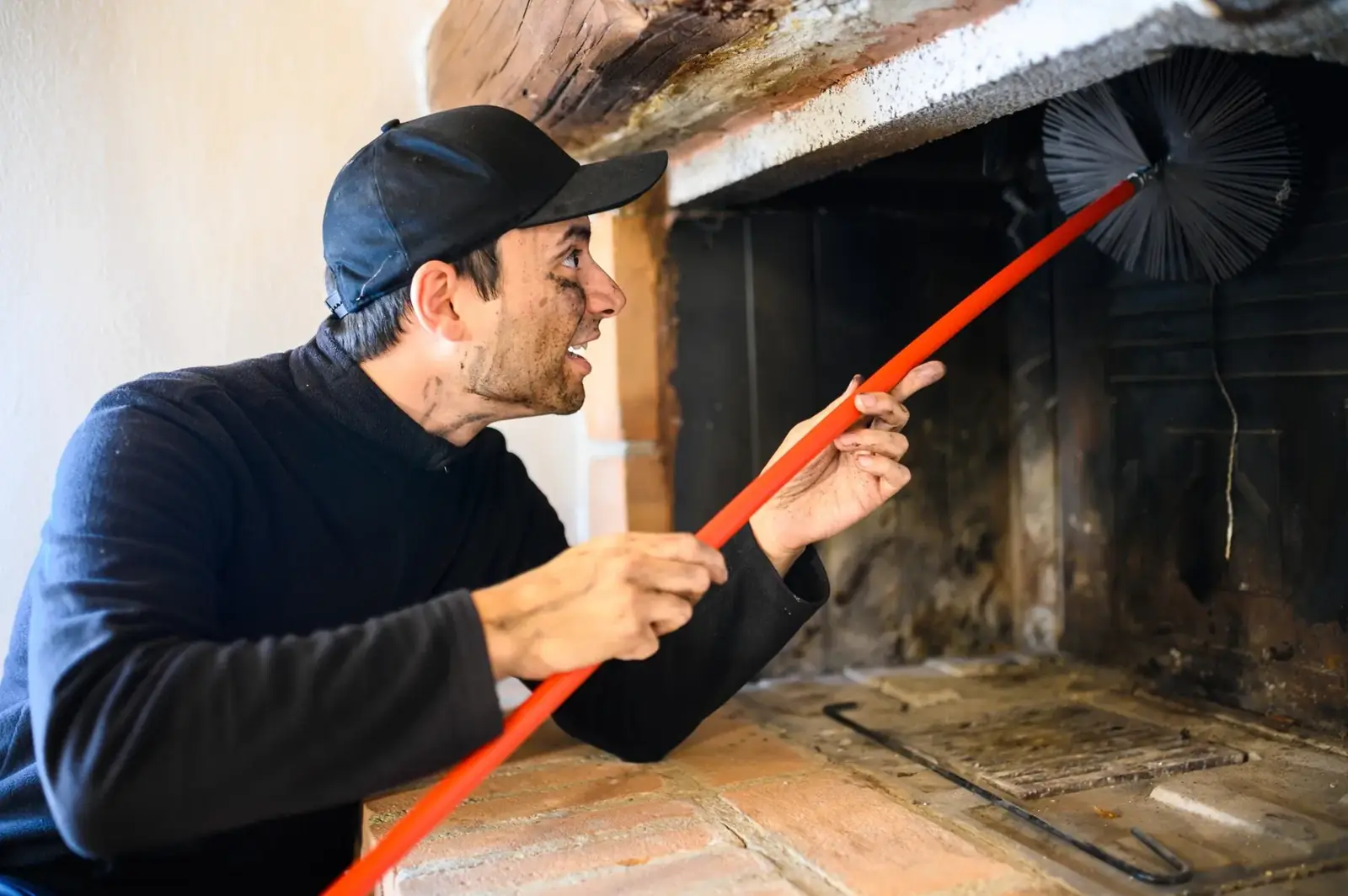 Jeune ramoneur au travail