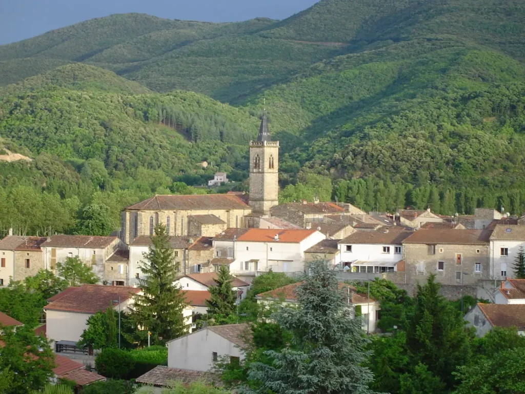Village clocher collines